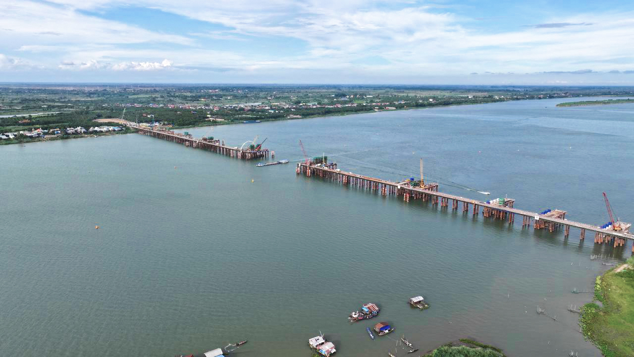 វឌ្ឍនភាពស្ពានដីឥដ្ឋ-ថ្មគរ លឿនជាងផែនការ៖ ពី ៣៩% ដល់ ៥០.៨% ក្នុងរយៈពេលត្រឹមតែប៉ុន្មានខែ