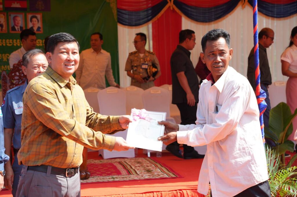 ហេតុអ្វីរាជរដ្ឋាភិបាលប្រគល់វិញ្ញាបនបត្រអចលនវត្ថុ? ដើម្បីពង្រឹងសុវត្ថិភាពកម្មសិទ្ធិ និងកាត់បន្ថយវិវាទដីធ្លី